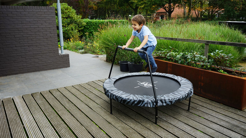 EXIT Tiggy Junior trampolin med barre ø 140 cm (sort/grå)