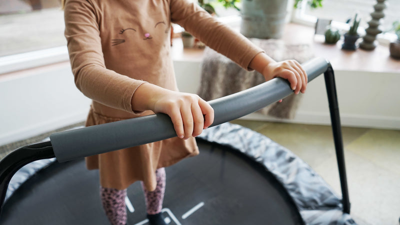 EXIT Tiggy Junior trampolin med barre ø 140 cm (sort/grå)
