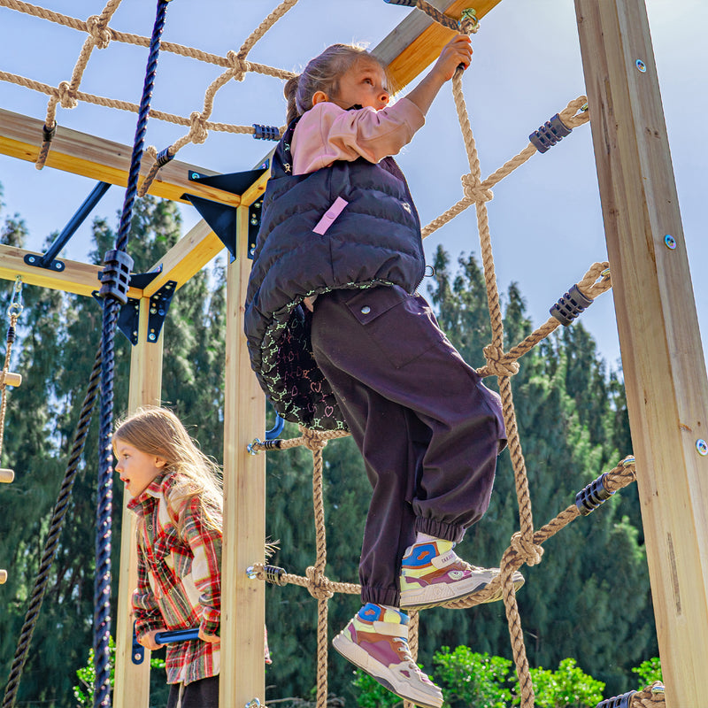 AXI Boris Legetårn med Gynger, Trapez, Klatrenet og Monkey Bars – Creme Rutsjebane