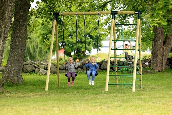 Hörby Bruk Træ Gyngestativ Active High med klatrenet og stige