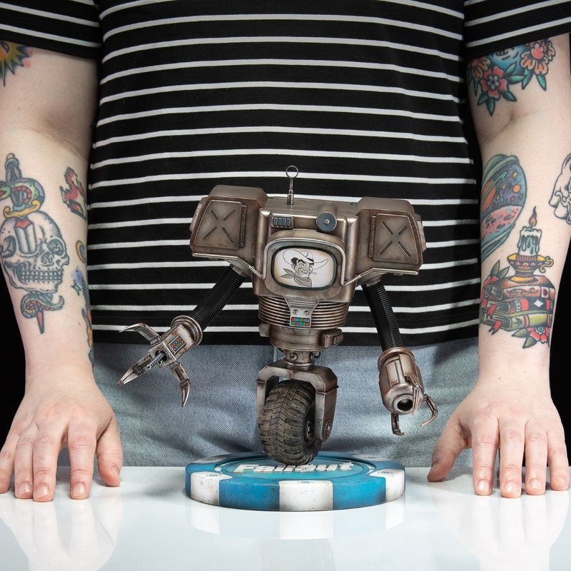 Dark Horse Fallout (Amazon): Victor the Securitron figur