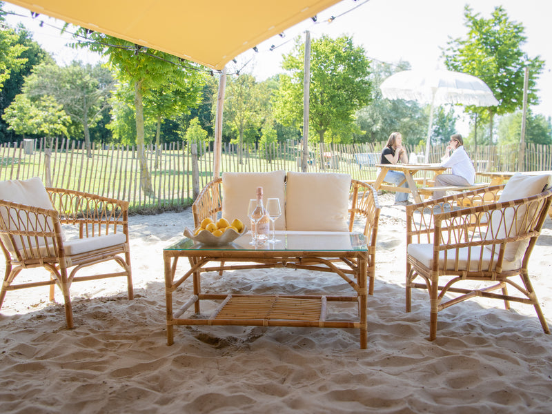 AXI Mary Rattan Loungesæt – 4 dele med sofa, bord og 2 stole Natur/hvid