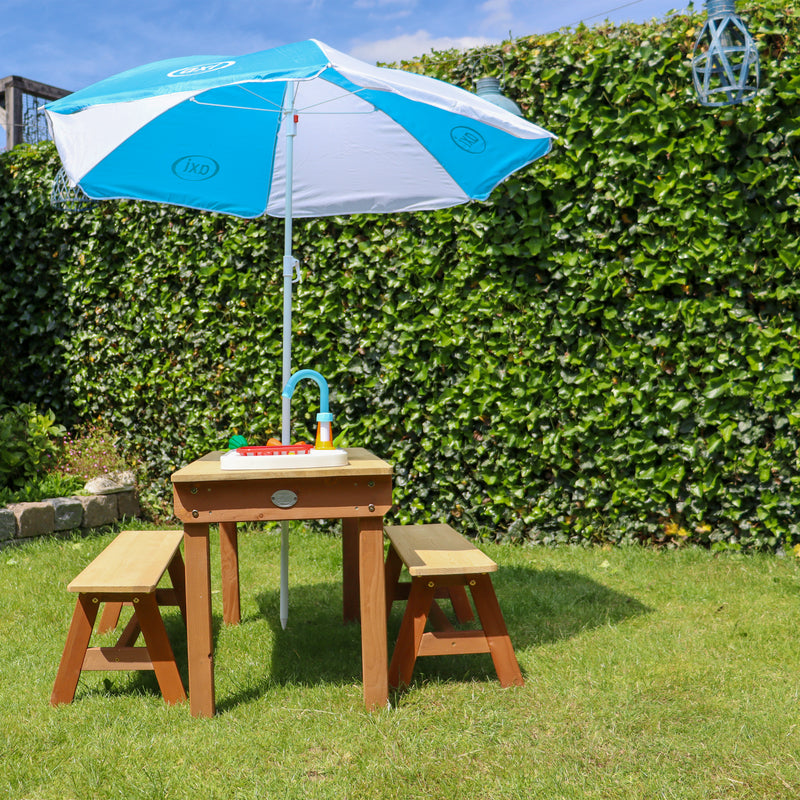 AXI Dennis Sand- & Vand Picnicbord med legekøkkenvask og bænke Brun - Parasol Blå/Hvid
