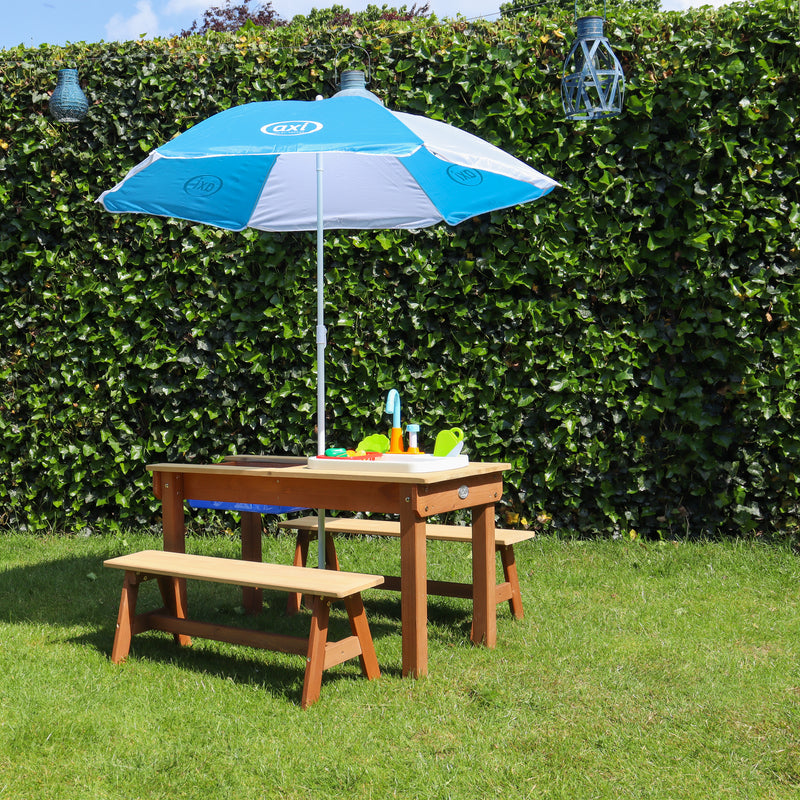 AXI Dennis Sand- & Vand Picnicbord med legekøkkenvask og bænke Brun - Parasol Blå/Hvid
