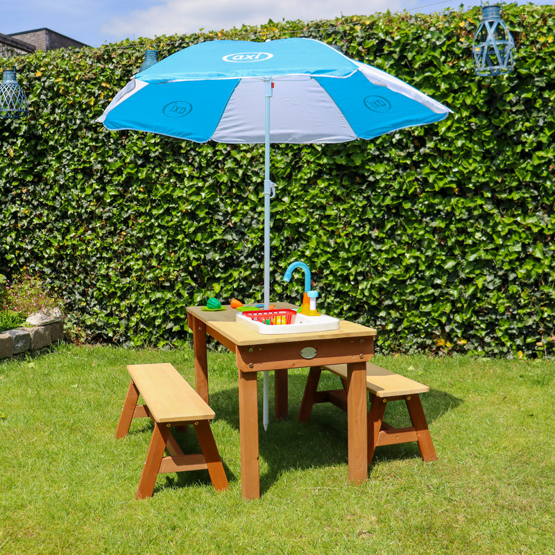 AXI Dennis Sand- & Vand Picnicbord med legekøkkenvask og bænke Brun - Parasol Blå/Hvid