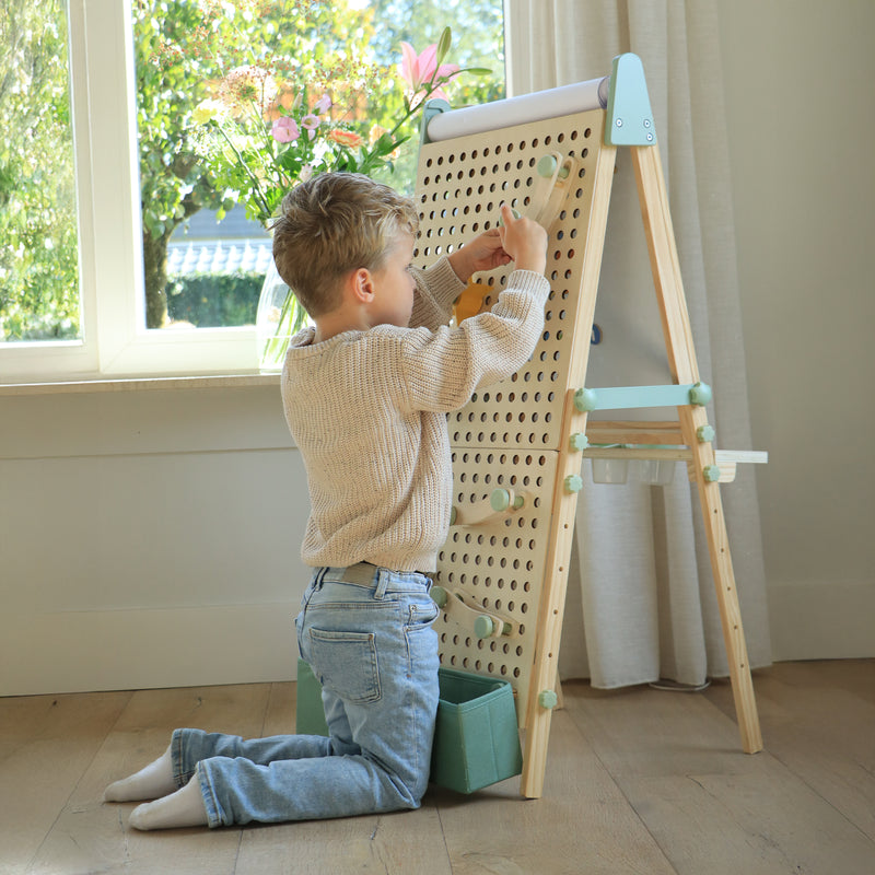 Sunny Mika Activity Easel med Pegboard – Natur Brun
